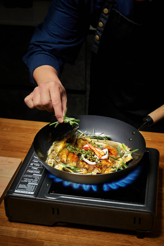 香煎鱼料理 点缀迷迭香图片