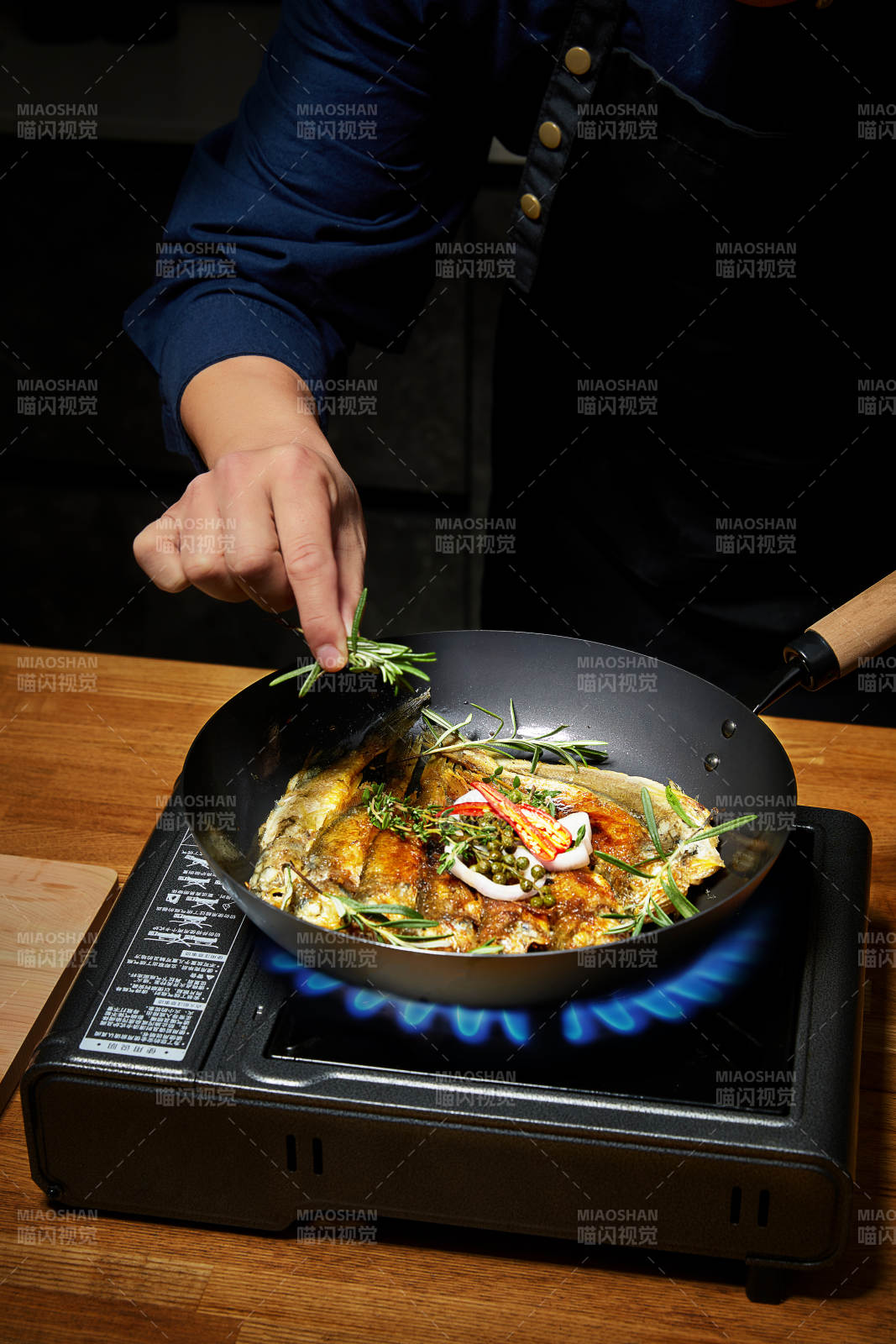 香煎鱼料理 点缀迷迭香图片