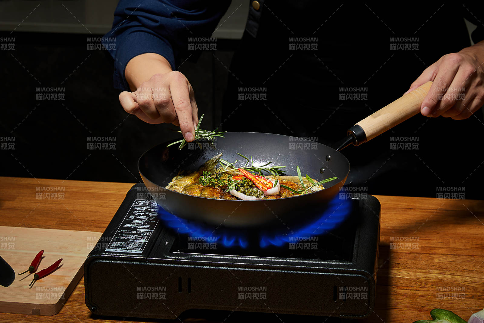 火焰上的美味烹饪图片