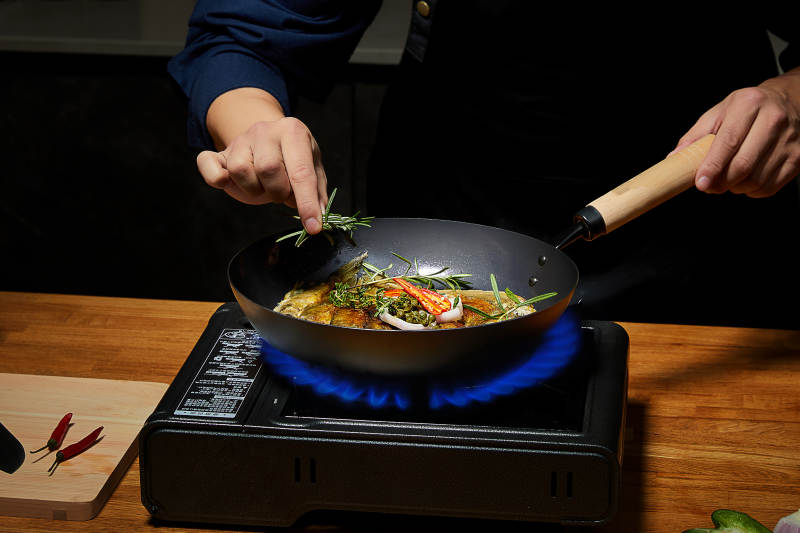 火焰上的美味烹饪图片