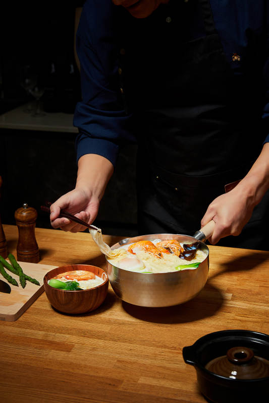 厨师精心烹制美味汤面图片