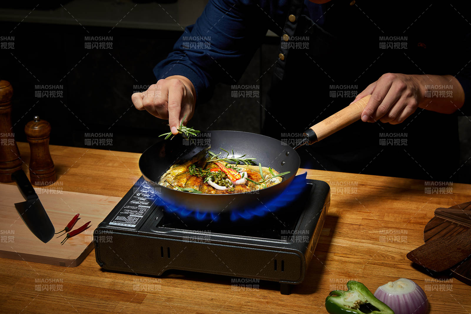 炒菜烹饪 火焰翻炒图片