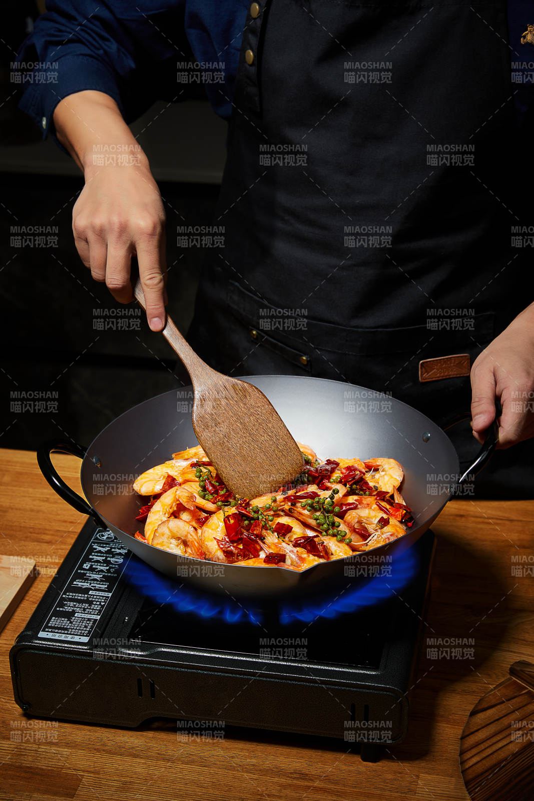 炒虾仁 美味烹饪中图片