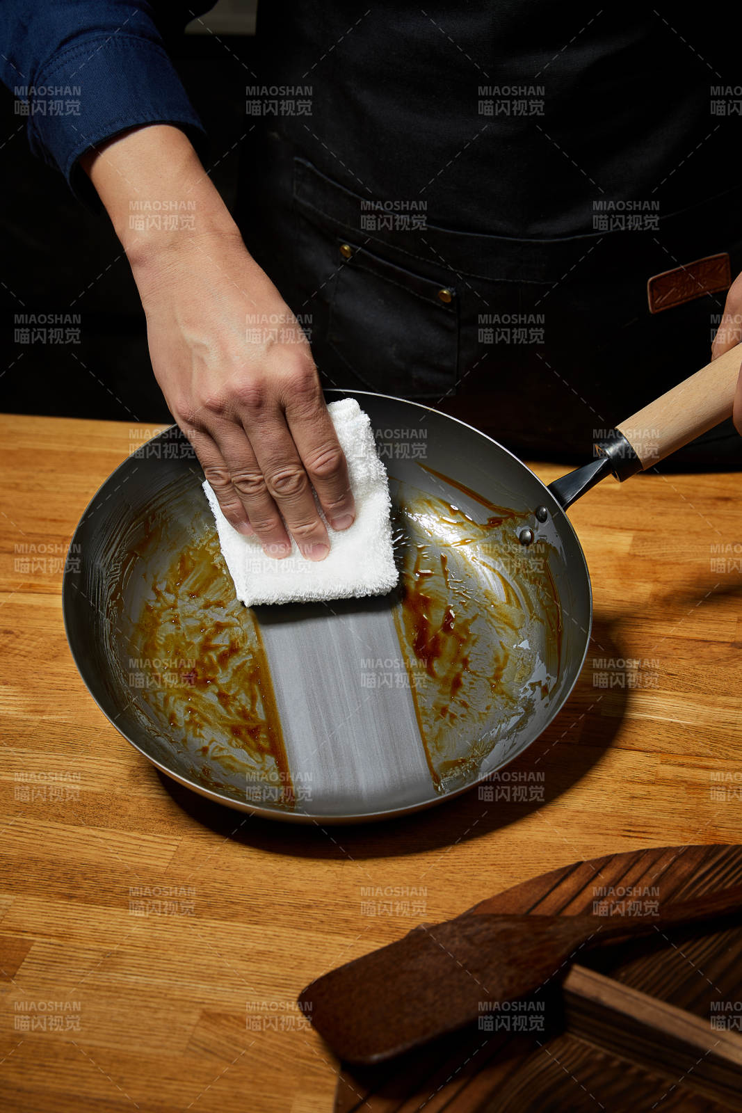 清洁锅底 轻松去污图片