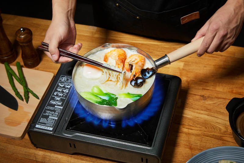 海鲜面烹饪瞬间图片