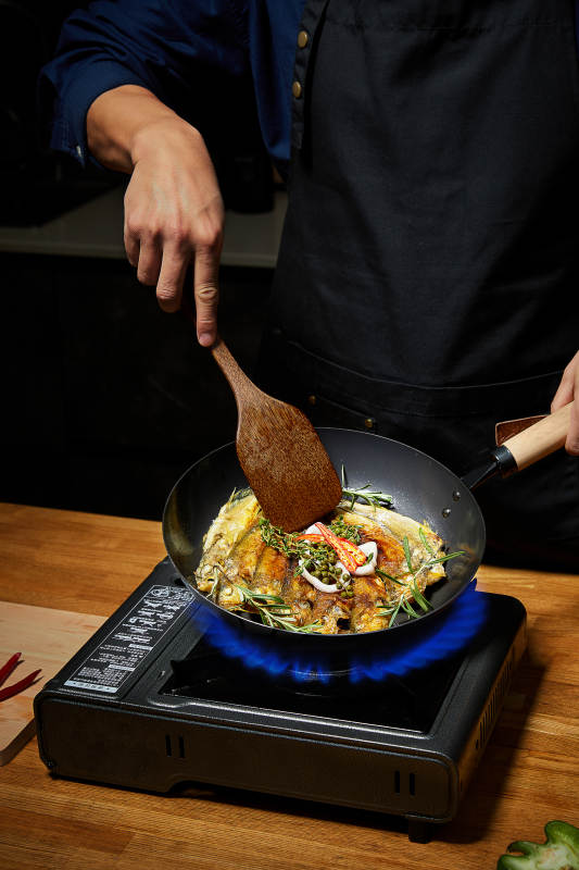 香煎烤鱼的美味瞬间图片