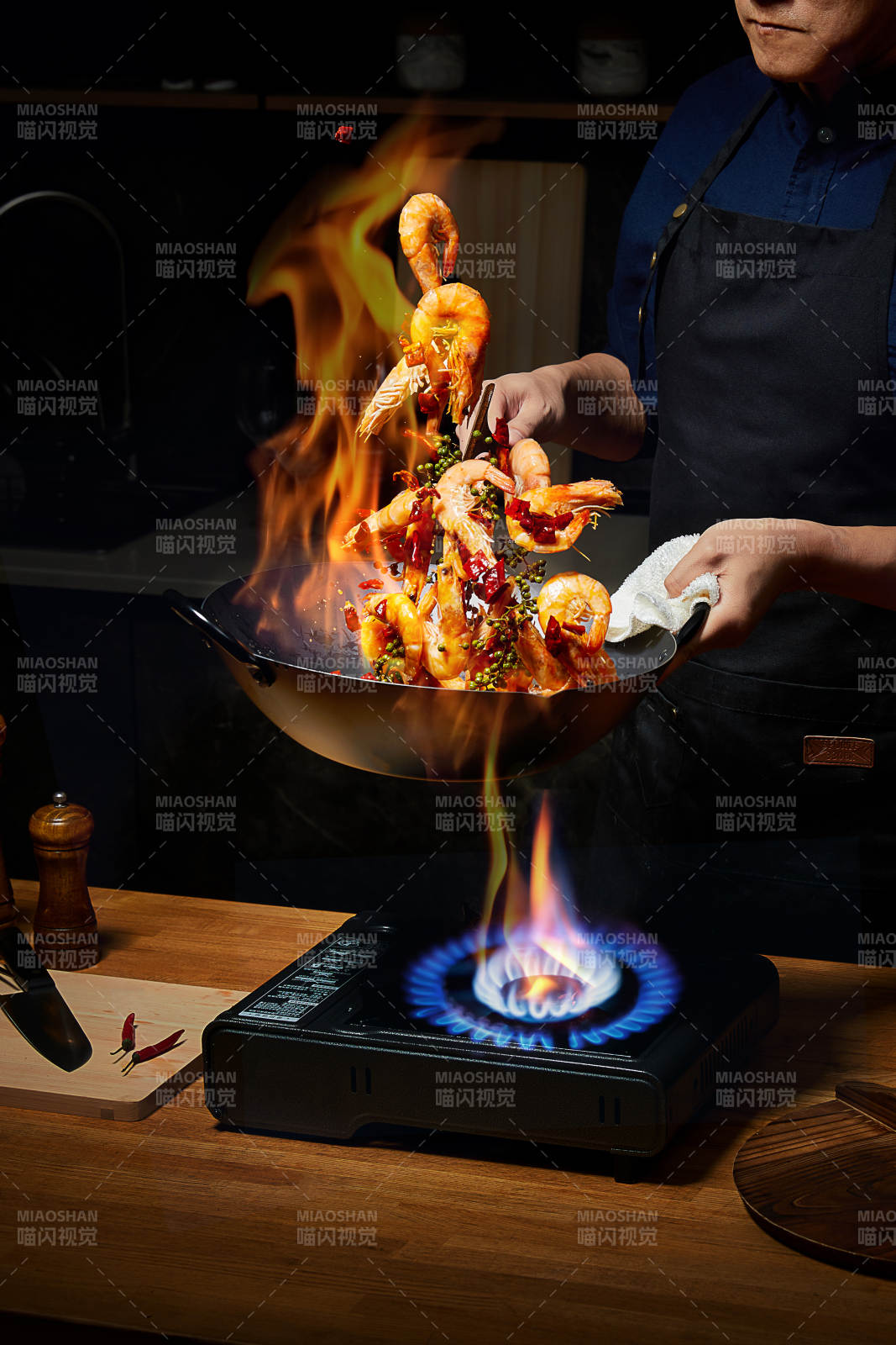 火焰虾炒锅烹饪艺术图片