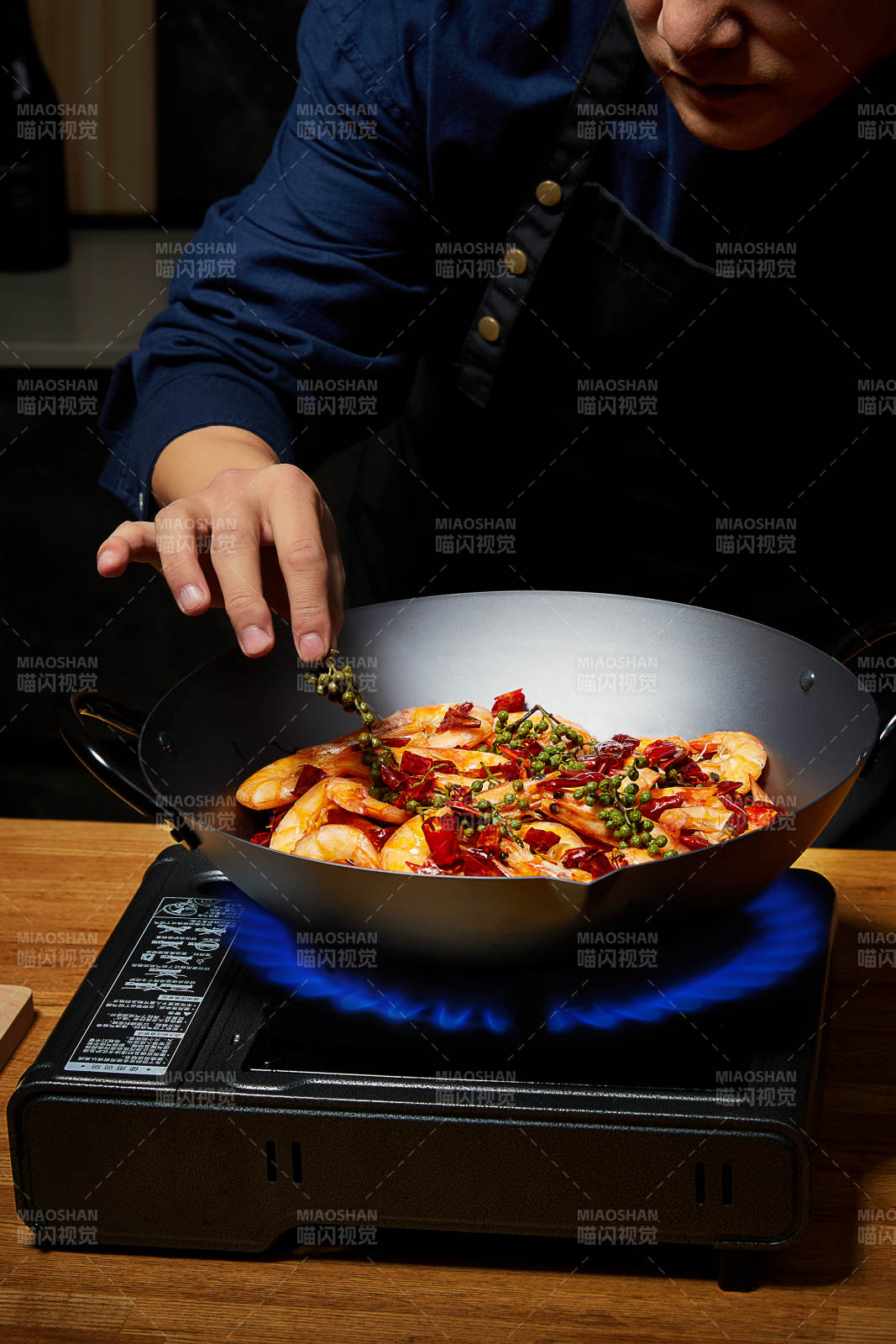 大厨炒制香辣虾图片