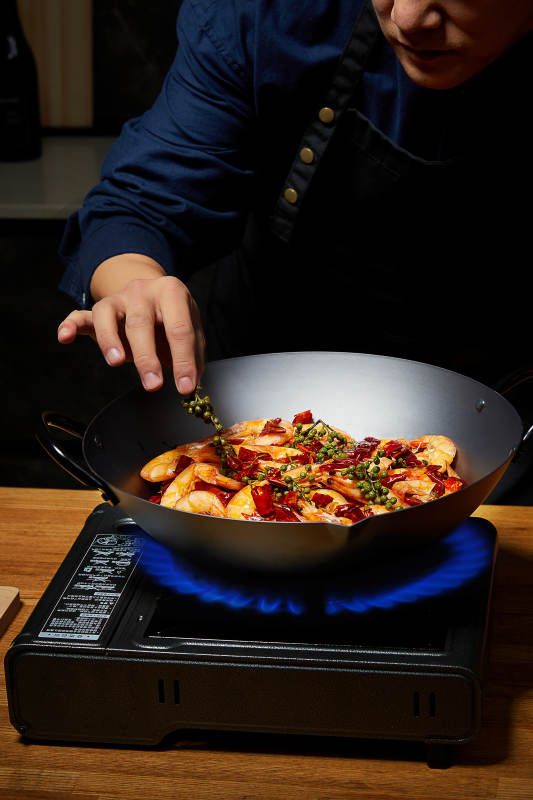 大厨炒制香辣虾图片