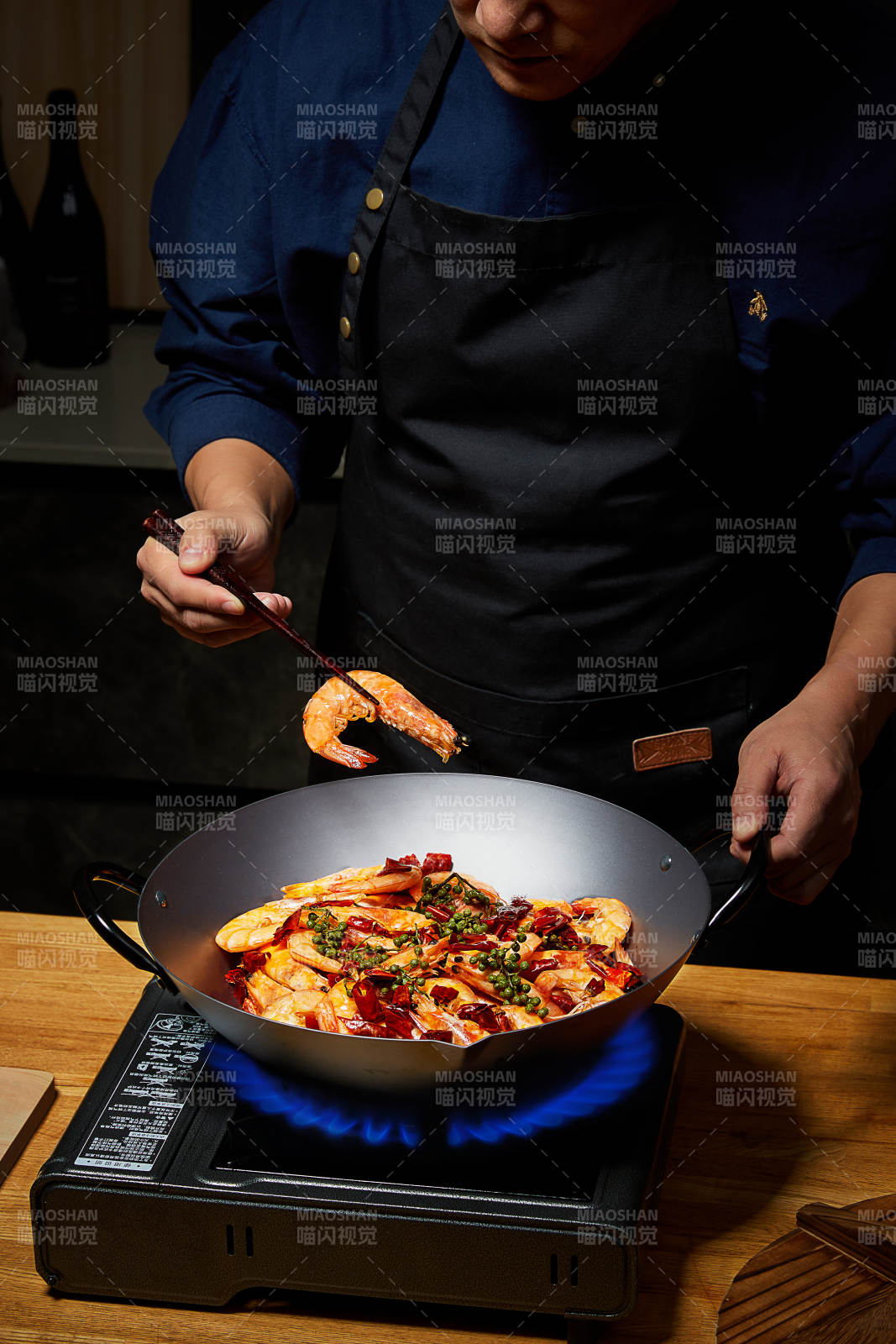 大厨烹饪美味虾仁图片