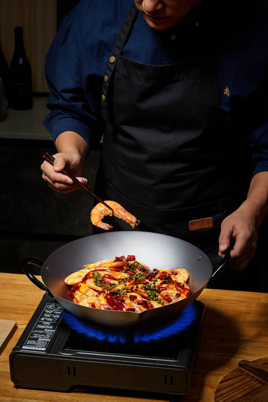 大厨烹饪美味虾仁图片