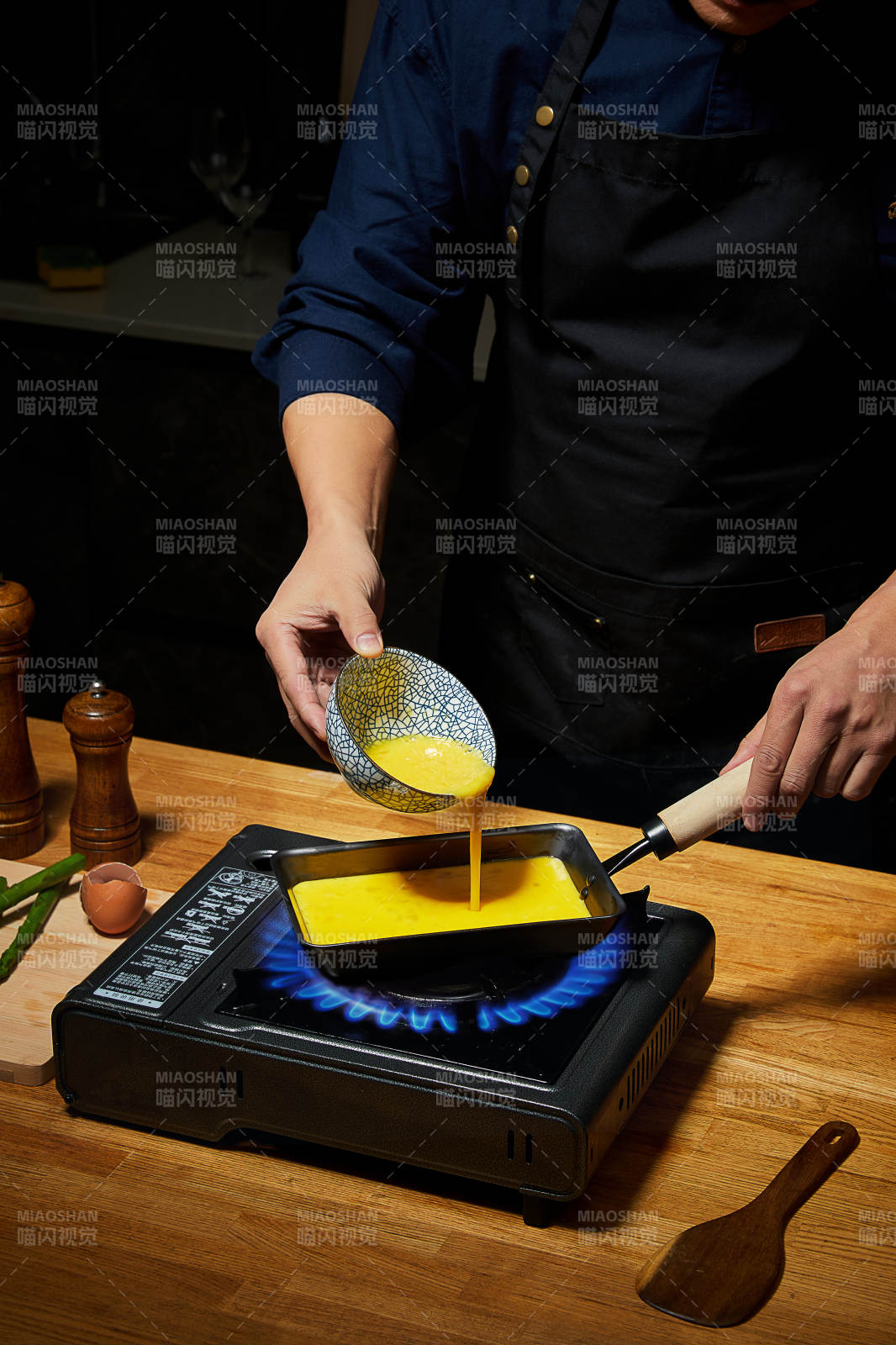 煎蛋制作 倒入蛋液瞬间图片