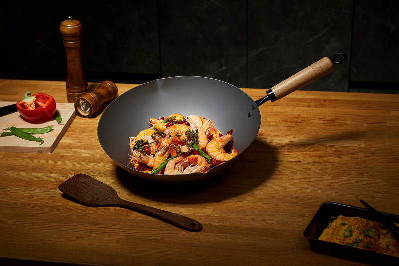 中式炒锅烹饪美味虾仁图片