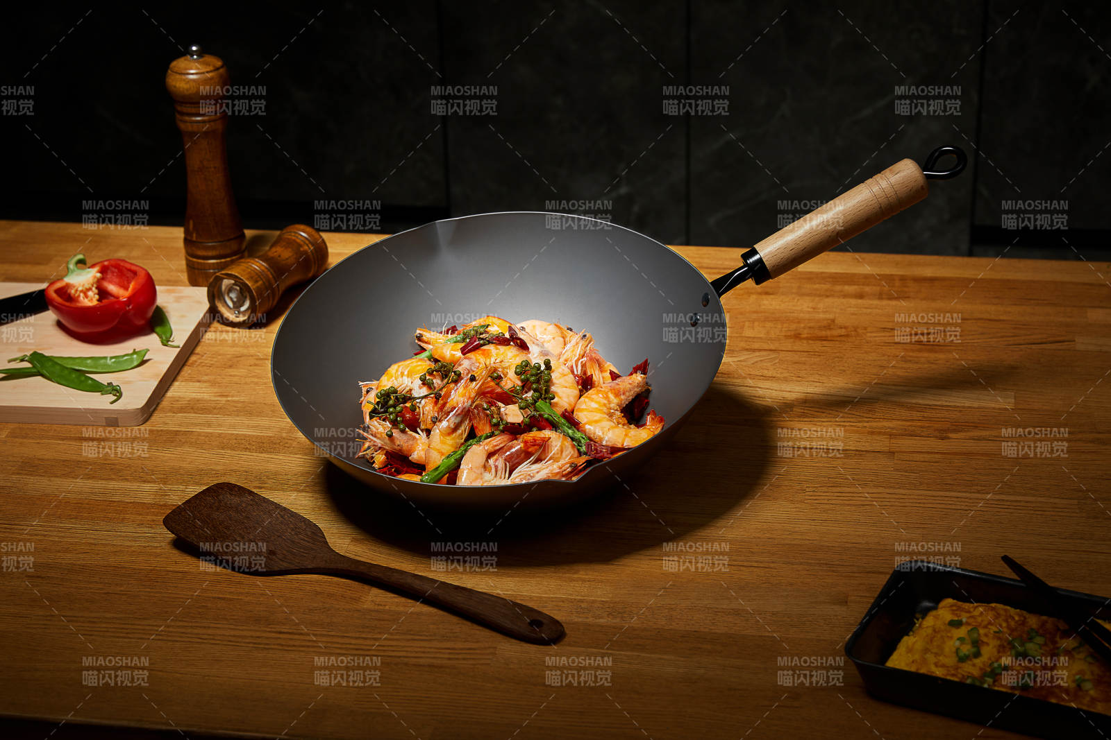 中式炒锅烹饪美味虾仁图片