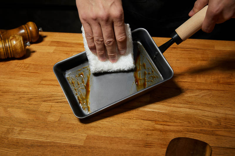 擦拭烤盘上的油脂图片