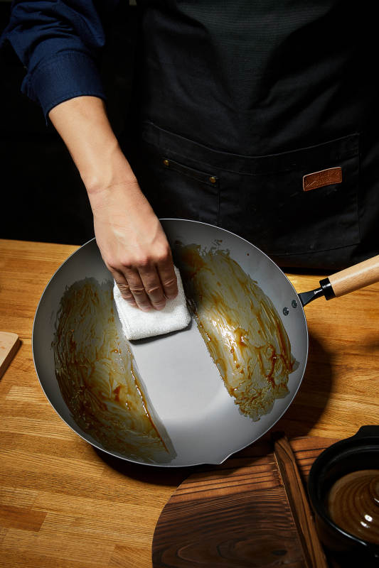 锅底清洁 海绵擦拭残留图片