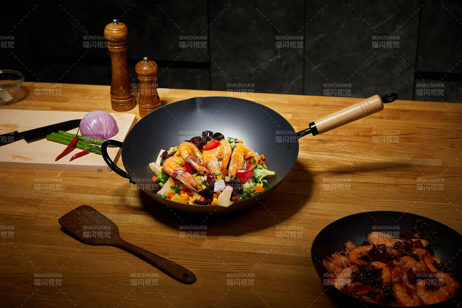 中式炒菜锅与美味佳肴图片