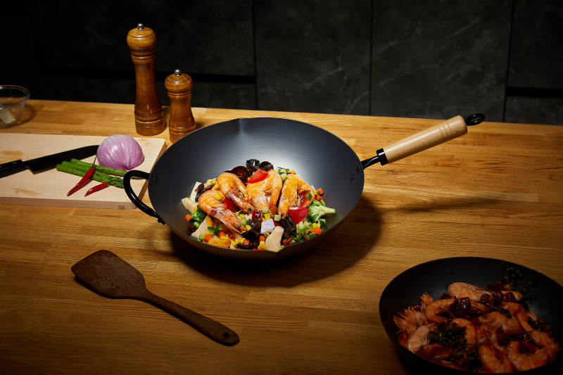 中式炒菜锅与美味佳肴图片