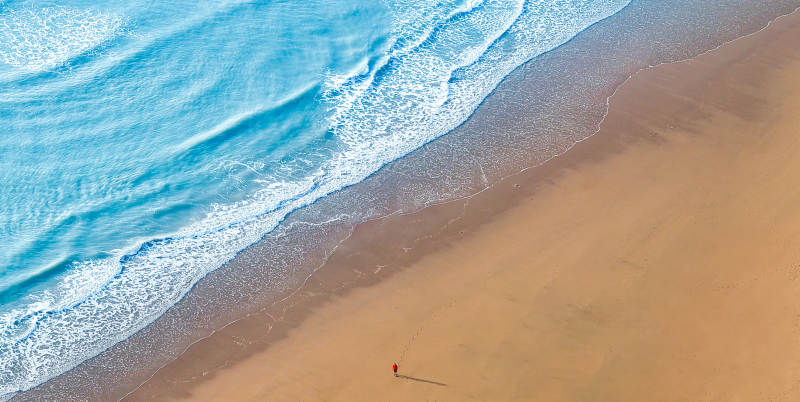 海边独行者图片
