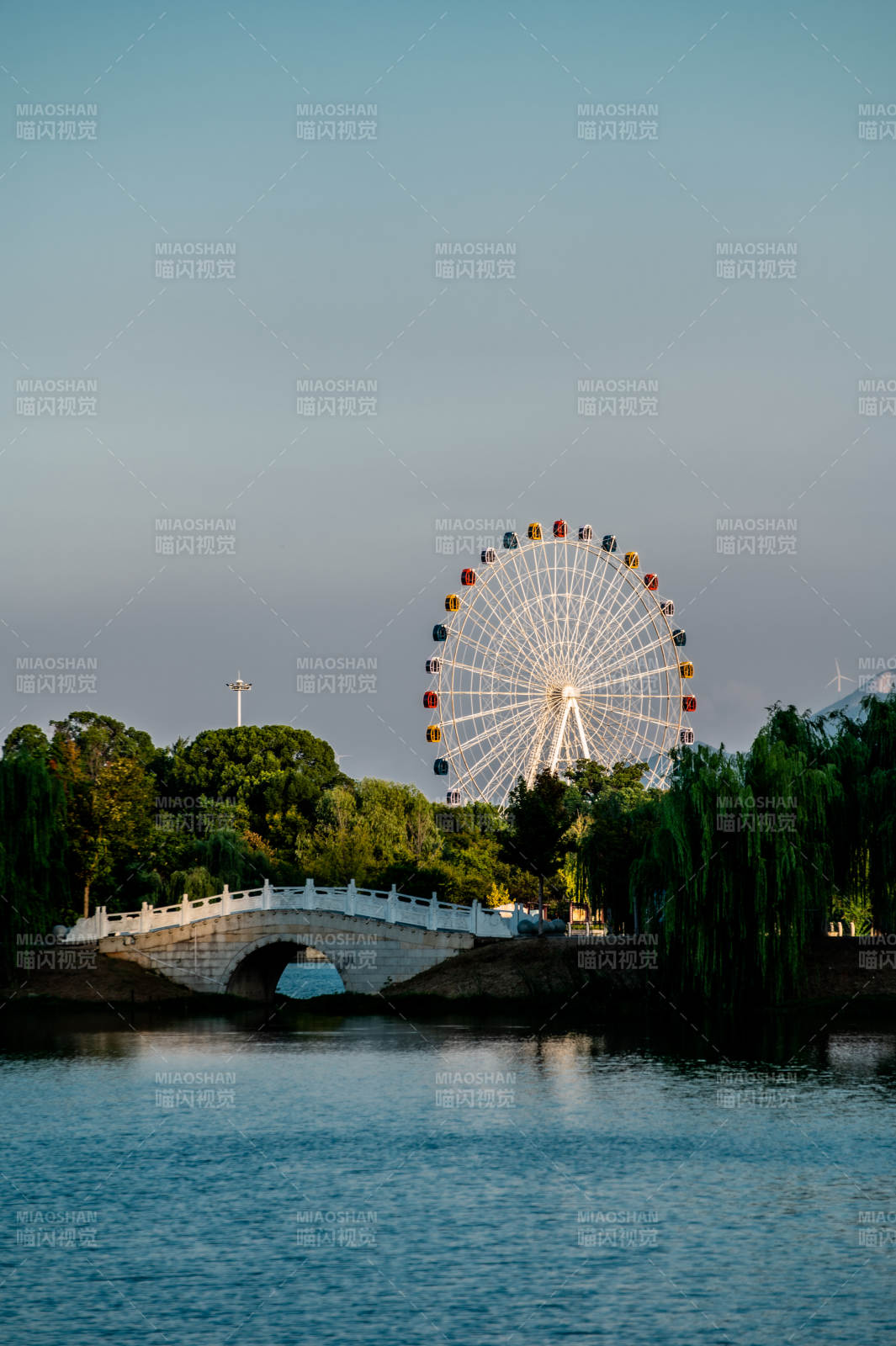 湖畔摩天轮与拱桥倒影图片