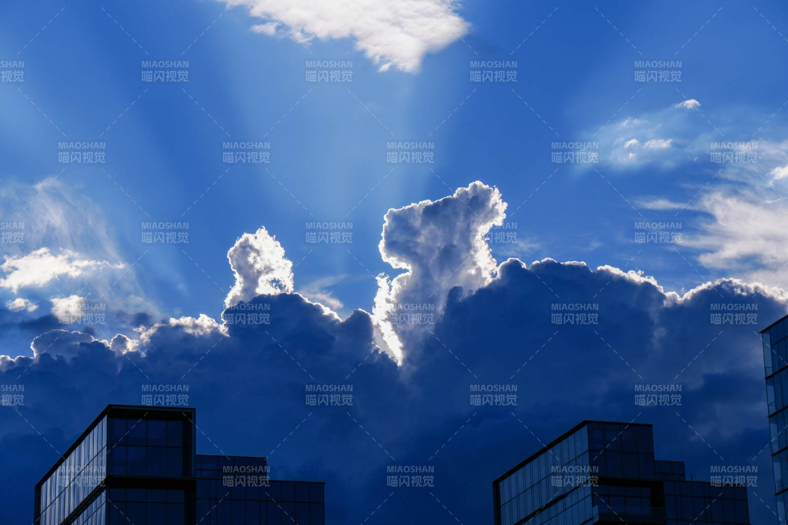 云海光芒映高楼图片