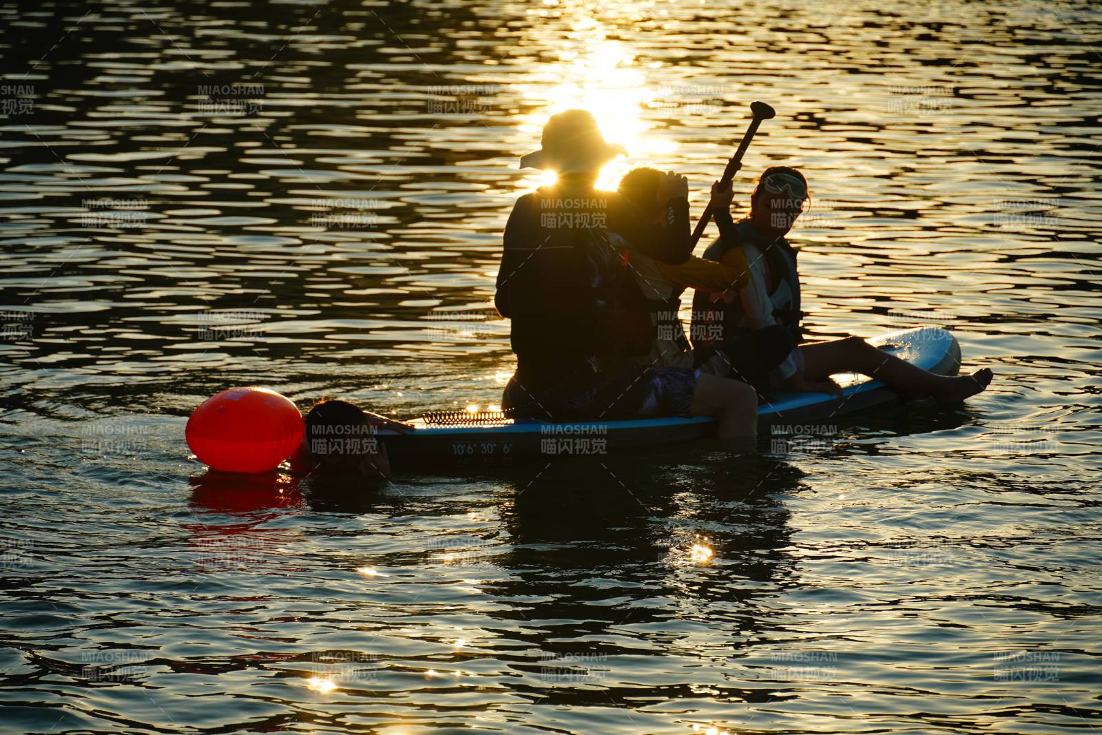 夕阳下的水上欢乐时光图片