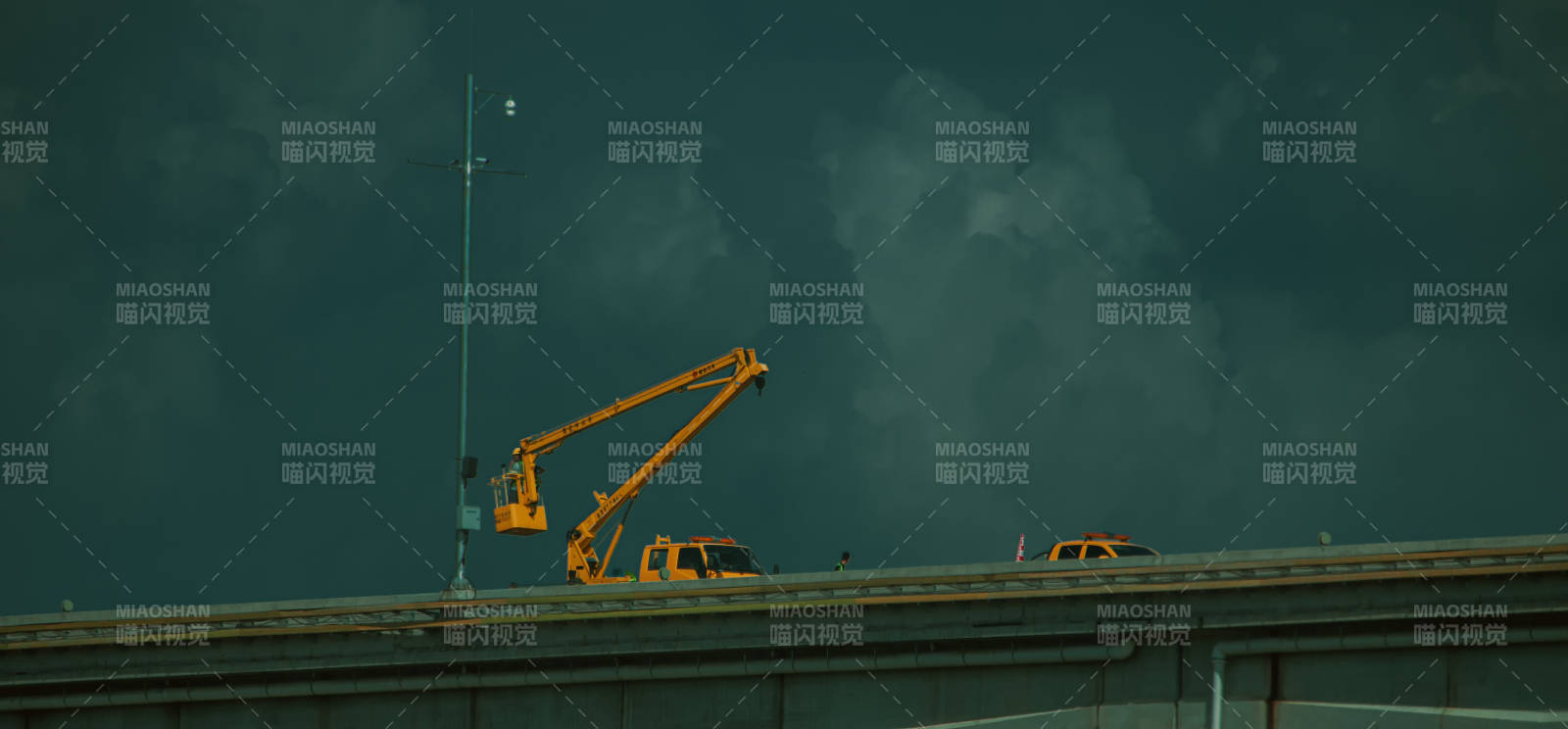 桥上作业车与乌云图片