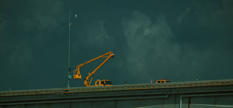 桥上作业车与乌云图片