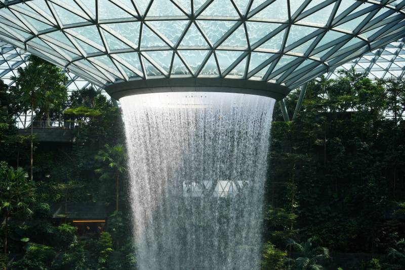 室内瀑布与绿植景观--新加坡机场图片