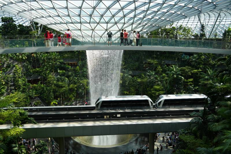 新加坡樟宜机场室内瀑布与空中步道图片