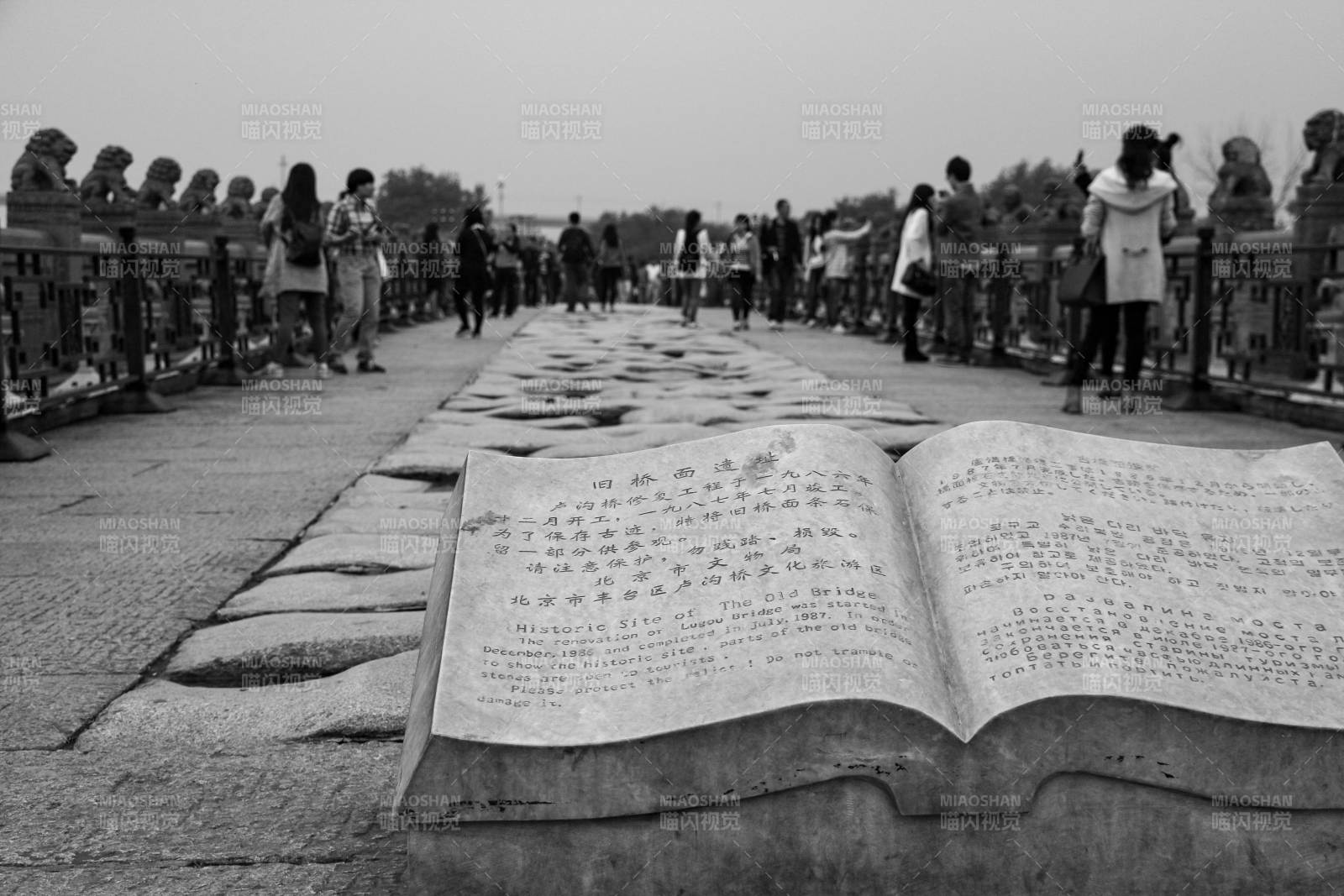 桥上石书 行人匆匆图片