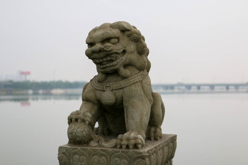 石狮子守护卢沟桥图片