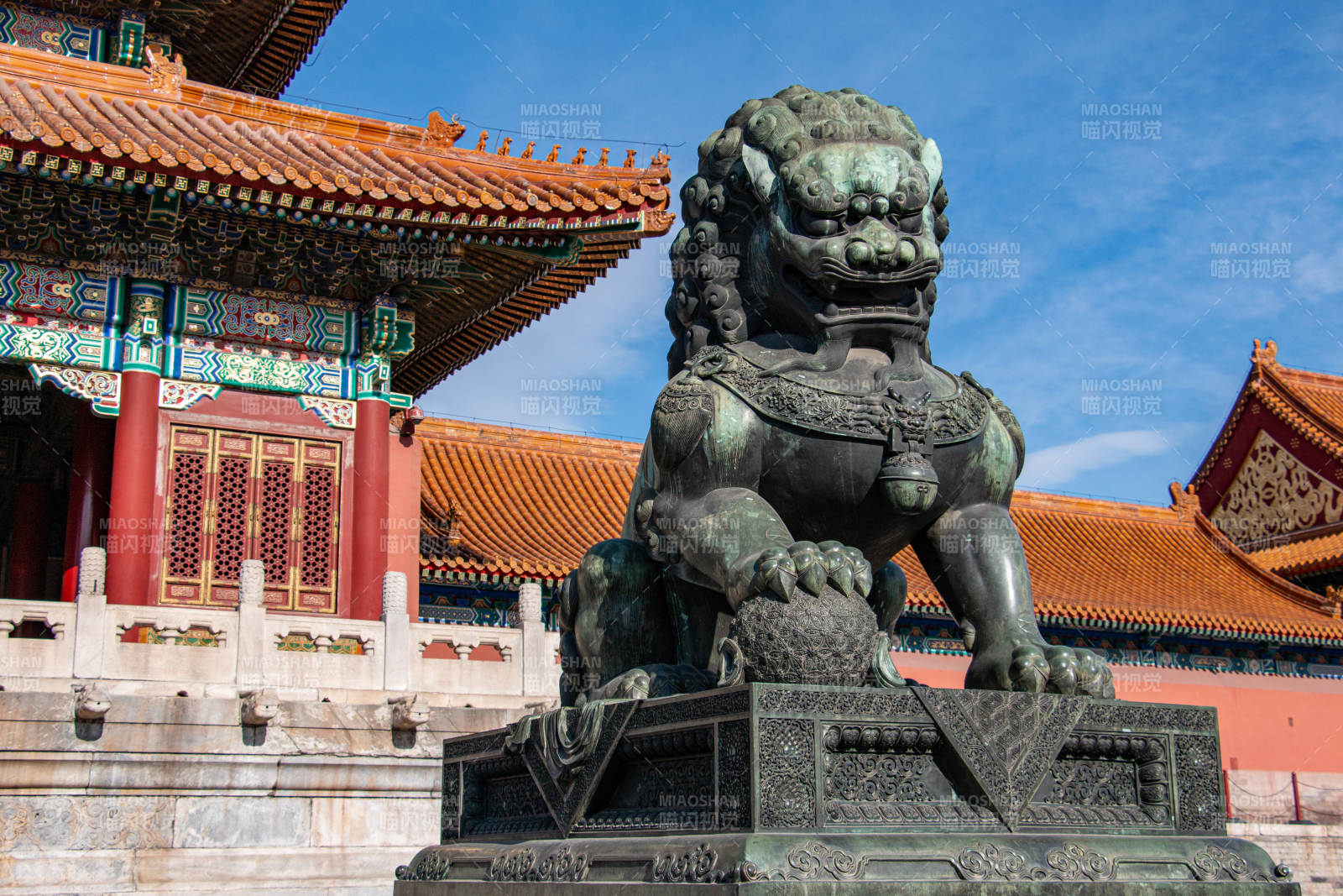 故宫石狮与红墙黄瓦图片