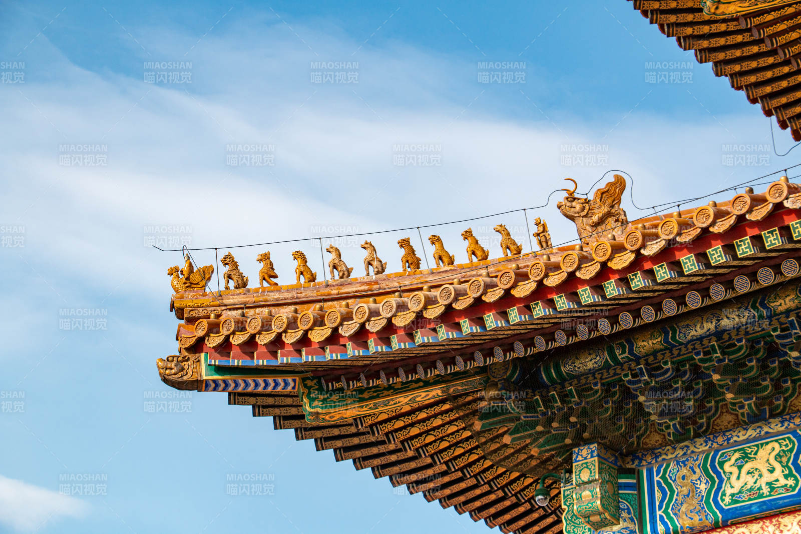 故宫飞檐上的金色装饰图片