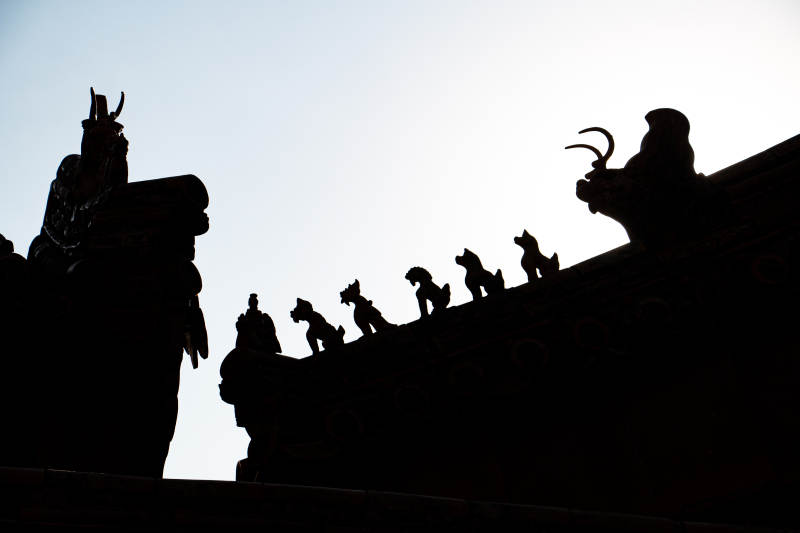 古建筑屋脊上的剪影艺术图片