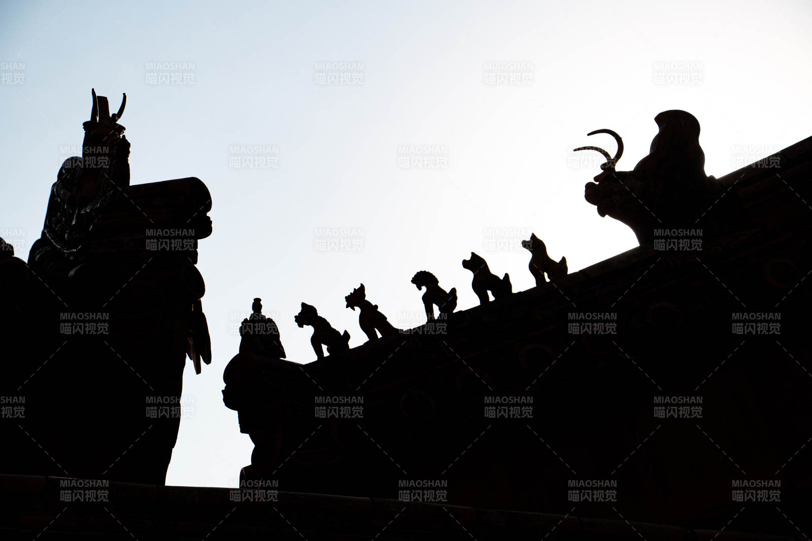 古建筑屋脊上的剪影艺术图片