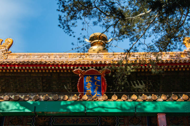 古建筑的华丽屋檐与蓝天图片