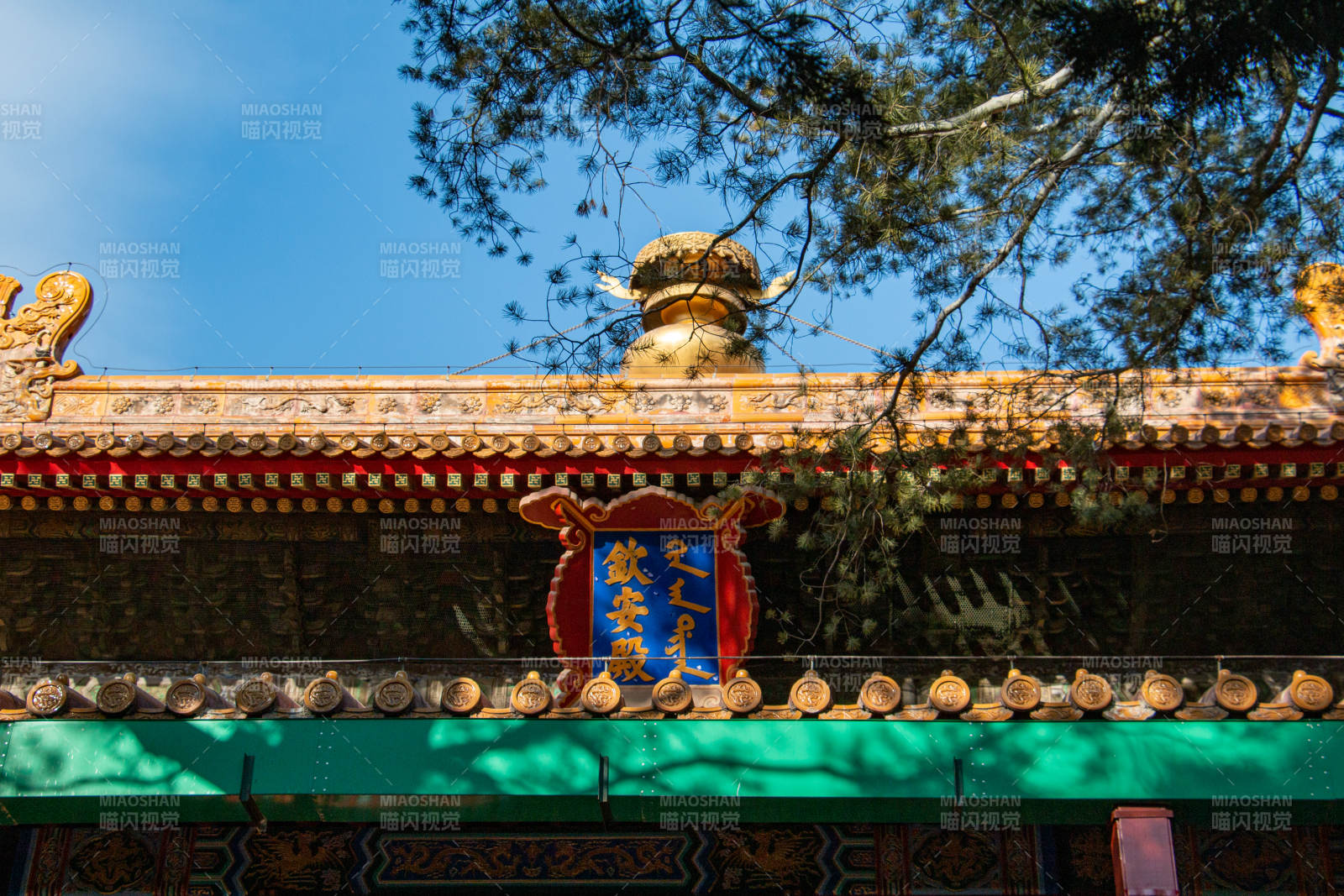 古建筑的华丽屋檐与蓝天图片