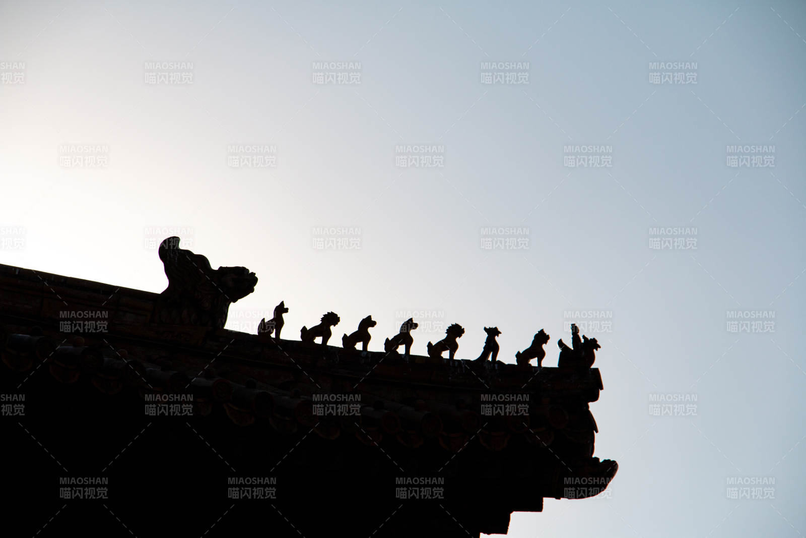 古建筑屋脊剪影图片