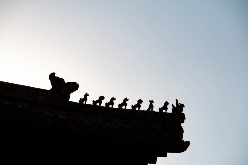 古建筑屋脊剪影图片