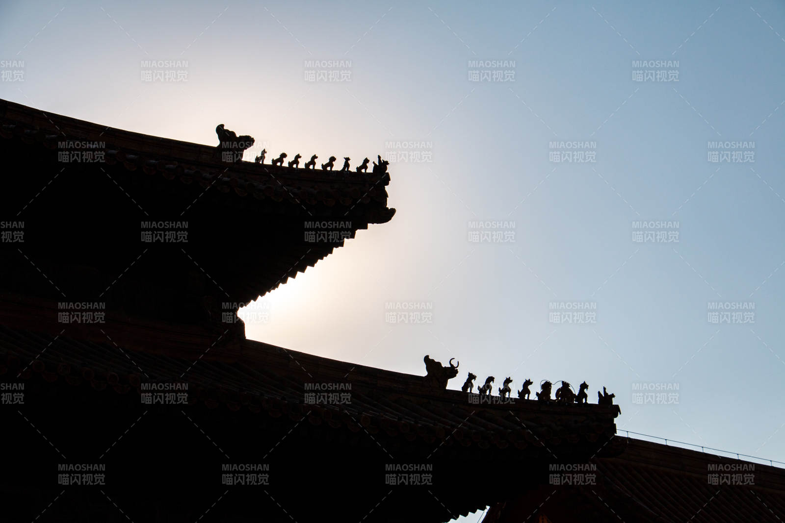 古建筑剪影与夕阳图片