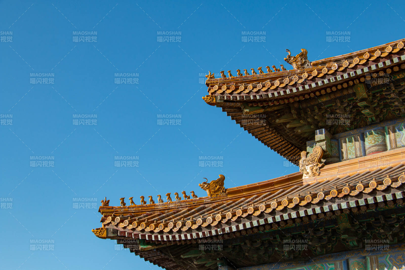 故宫飞檐 蓝天映衬图片