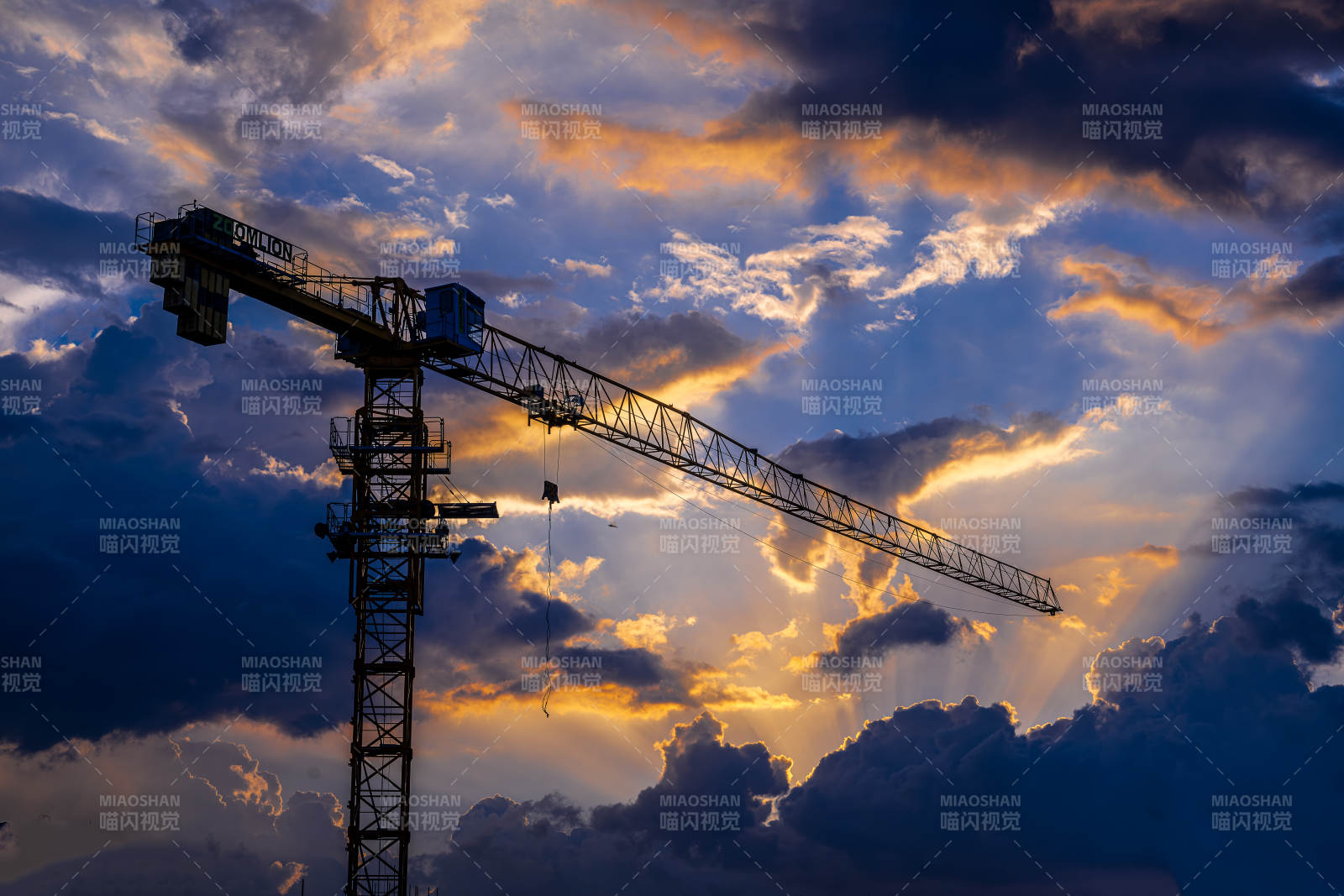 夕阳下的建筑起重机图片