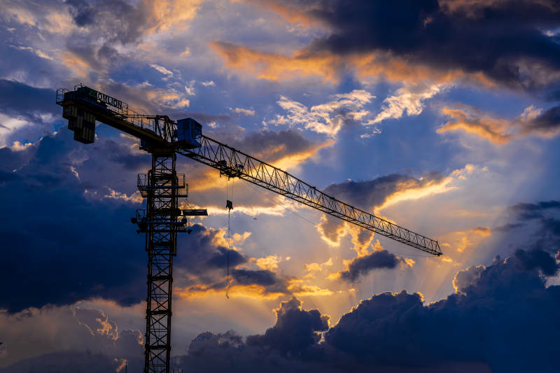 夕阳下的建筑起重机图片