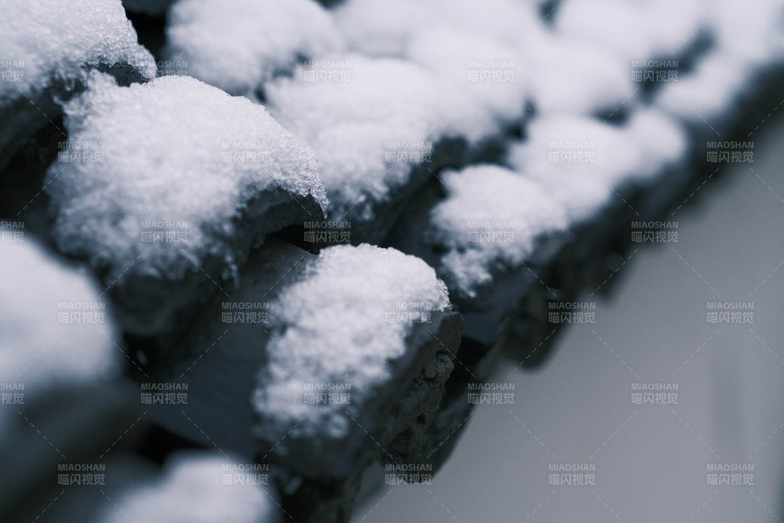 雪覆瓦片 冬日静谧图片