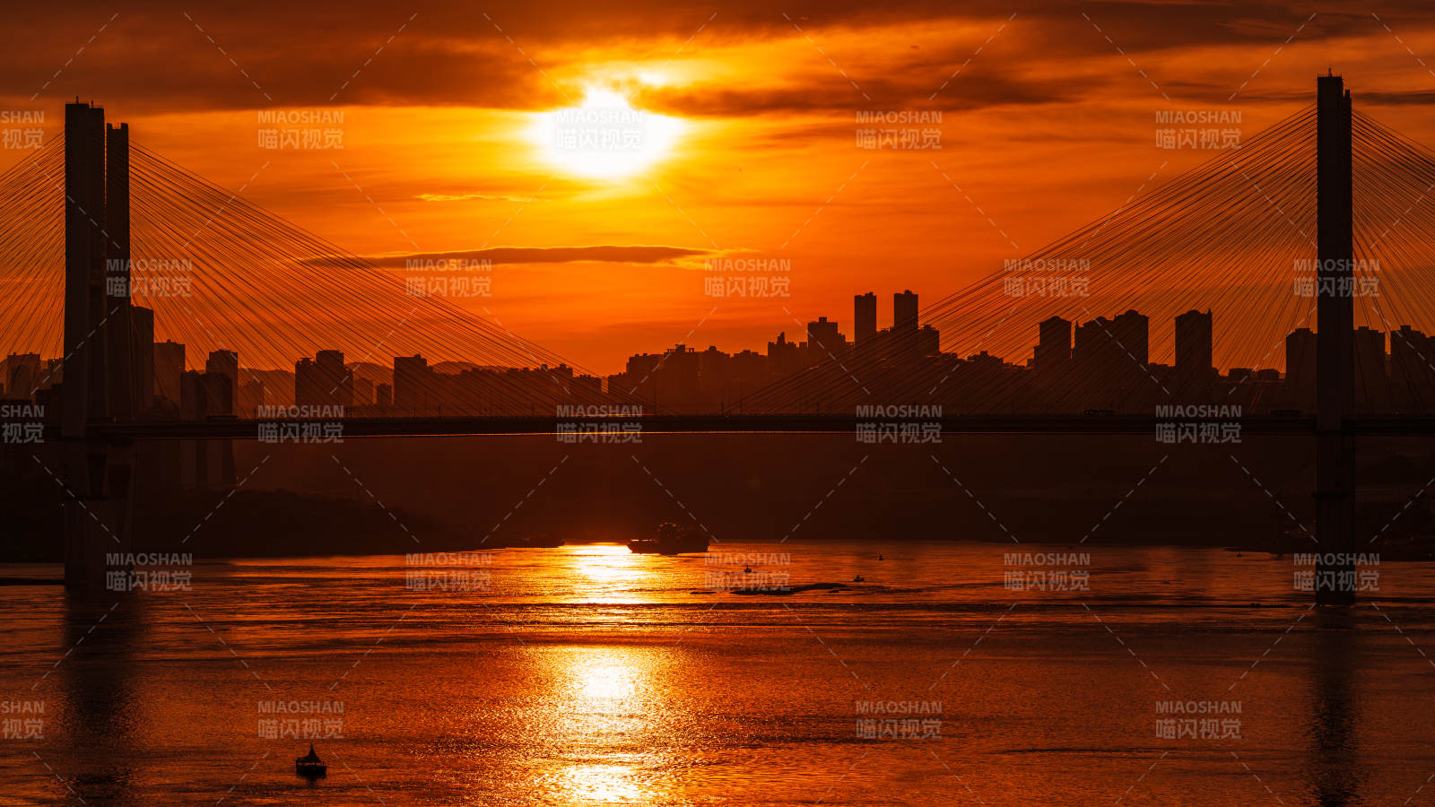 重庆 夕阳映桥 城市剪影图片