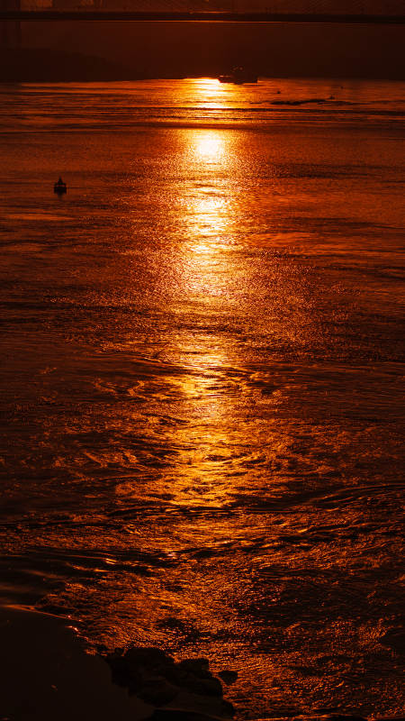 夕阳映水 波光粼粼图片
