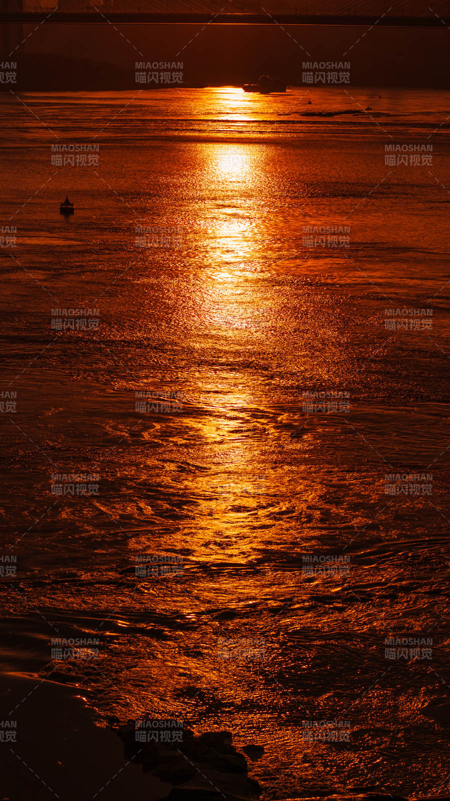 夕阳映水 波光粼粼图片