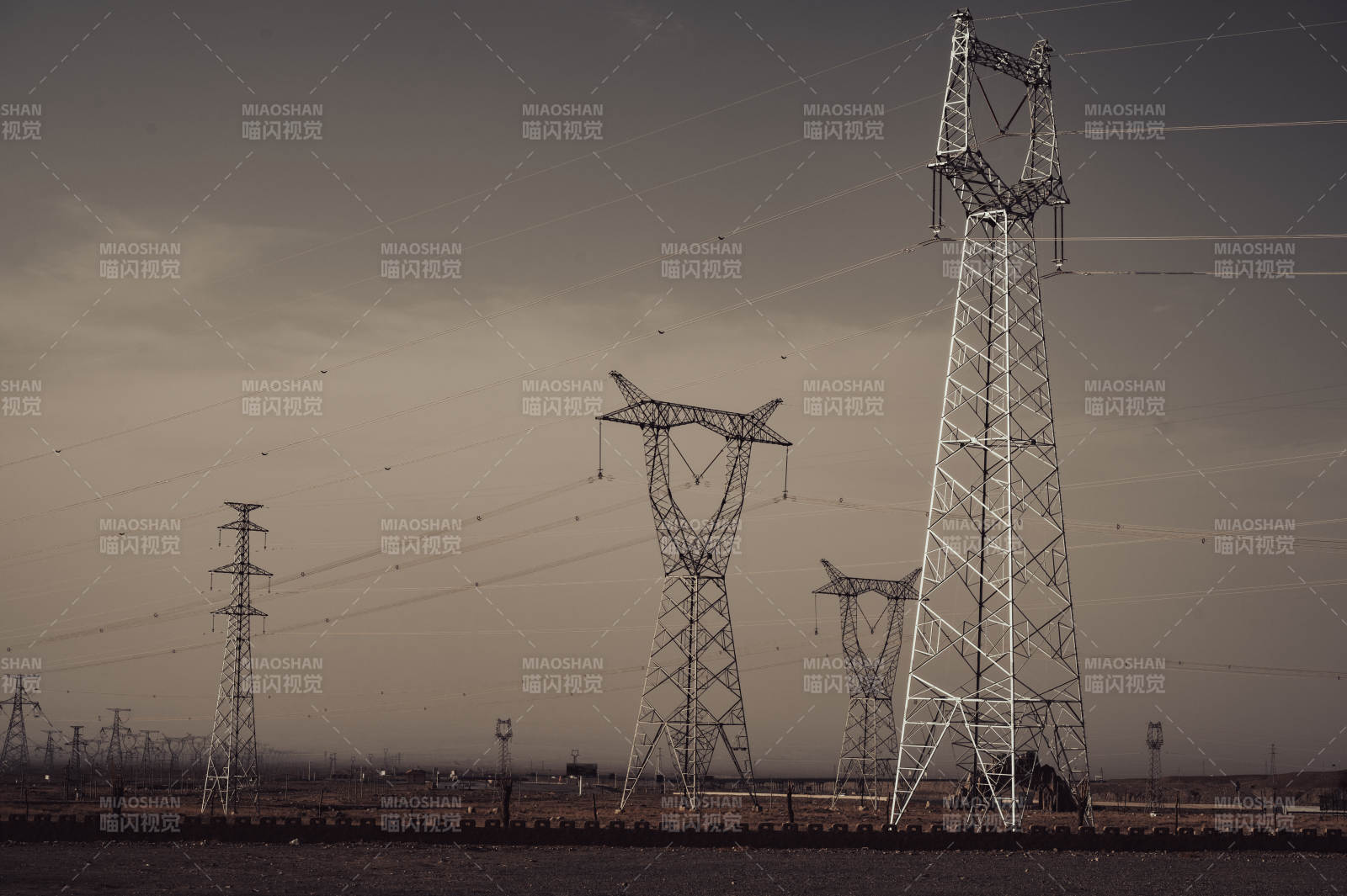 高压电塔与电线网景图片
