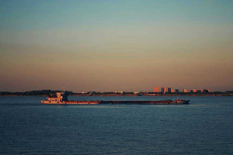 夕阳下的货船航行图图片